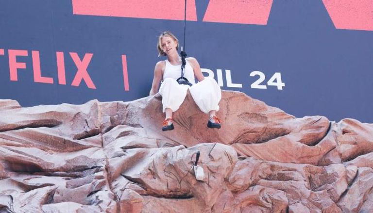 تشارليز ثيرون تتسلق إعلان فيلم Apex في نيويورك.. عرض يسرق الأضواء